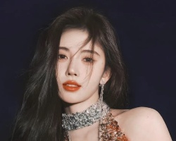 鞠婧祎复古长卷发造型 演绎性感慵懒风格