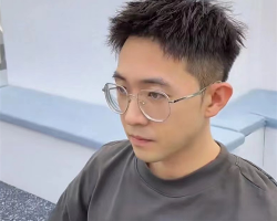 清爽干净前刺短发 拯救高额头的发型