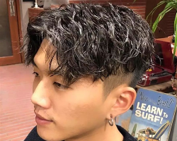 复古男生湿发烫发 黑色油头质感发型
