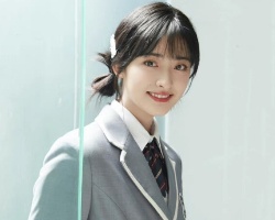 沈月学院风造型大片 双丸子头可爱减龄