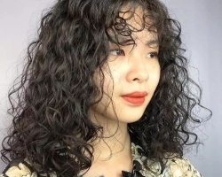 今年女生烫发流行趋势 满头烫显发量又高级