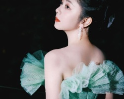谭松韵优雅盘发造型 甜美迷人气质翻倍