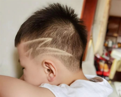 小男孩铲青雕刻发型 简单自然清爽时尚