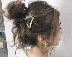 日系风格女生扎发 时尚耐看手残党也能扎