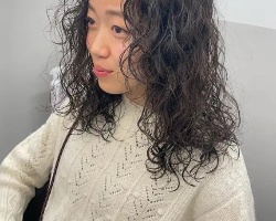 女生满头烫发型设计 时髦洋气发量飙升
