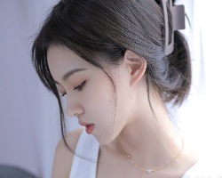 手残党简单扎发 打造甜美减龄感