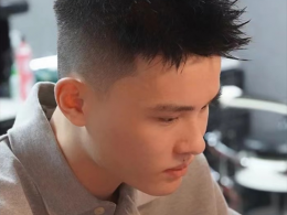 清爽夏季男生短发 简单干练前刺发型