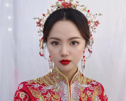 减龄红色秀禾服发型 让东方韵味更浓郁