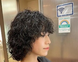 女生蓬松烫发型模板 跟着烫显发量又时髦