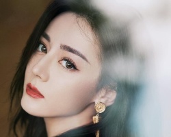 迪丽热巴性感卷发造型 时尚迷人美到心动