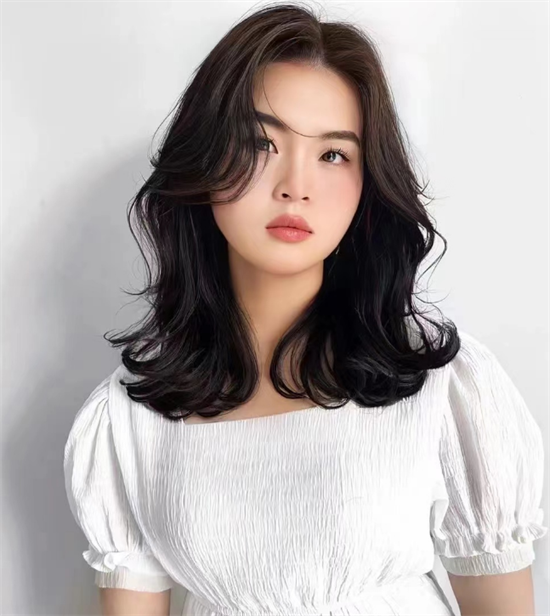把头发烫出“云朵”造型 中长发一定要尝试