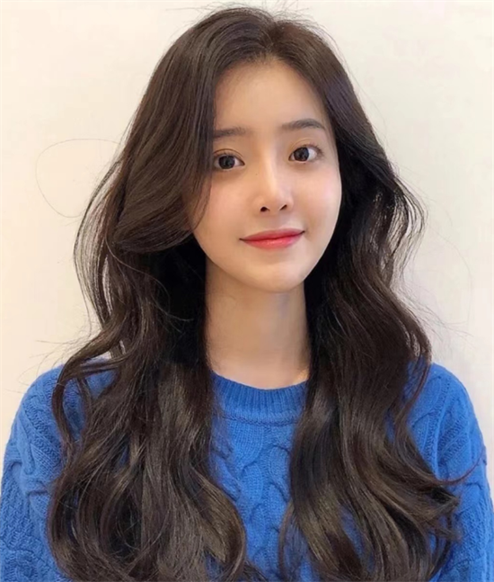 女生长发大波浪 打造温柔优雅感