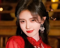 鞠婧祎半扎发造型 优雅端庄从头美到脚