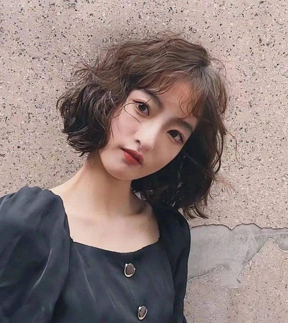 小个子适合什么发型 中短发烫发不容错过