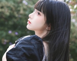清新甜美直发披发 时尚迷人凸显高级感