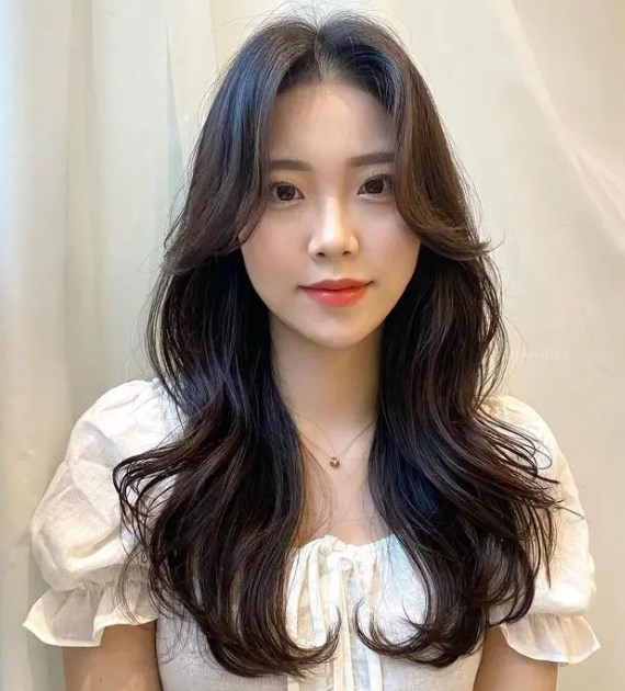 女生长卷发披发造型 时尚迷人美出新高度