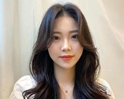 女生长卷发披发造型 时尚迷人美出新高度