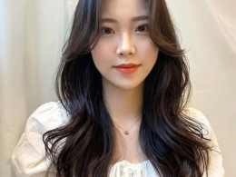 女生长卷发披发造型 时尚迷人美出新高度