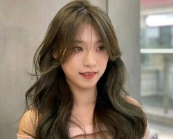 不显老的烫发造型 中长烫卷发时尚免打理