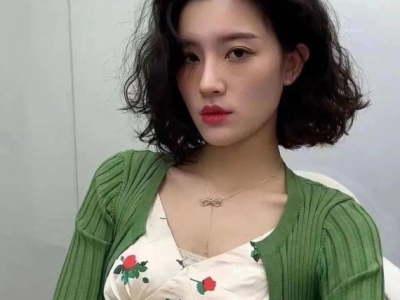 女生中短蛋卷头发型图片 中短烫卷发时髦又蓬松