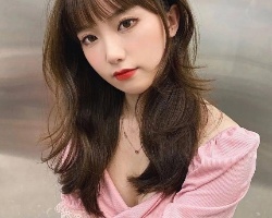百搭不挑人的中长卷发 最流行女生烫发推荐