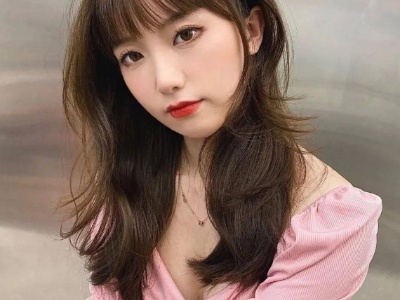 百搭不挑人的中长卷发 最流行女生烫发推荐