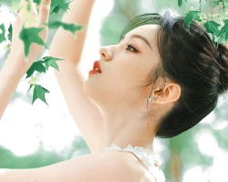 周也小清新盘发造型 甜美减龄好看又上镜