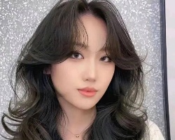 中长发怎么烫好看 显发量中长卷随你选