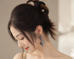 最新流行盘发设计 复古鸡毛毽子头