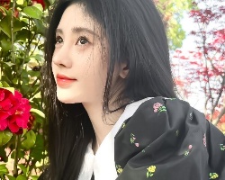 女生长发披发造型 长直发高冷显气质