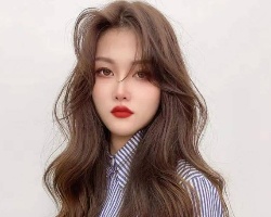 长卷发染什么发色 棕色长卷发显白显气质