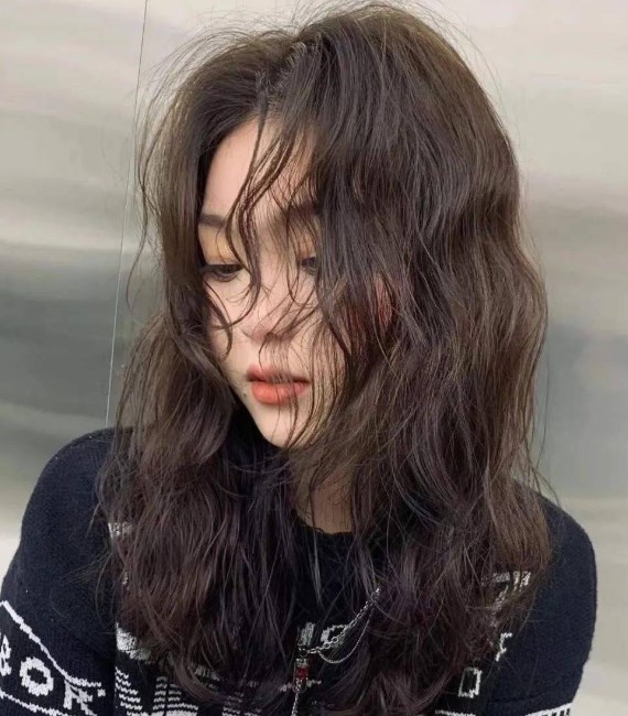 高人气中长发烫发图片 时尚好驾驭随意凹造型