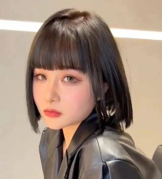 可爱减龄齐刘海发型图片 齐刘海短发瘦脸显气质