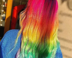 今年流行“彩虹头” 头发染彩虹色超个性