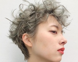 女生蓬松卷发正流行 时髦复古轻松拯救发量