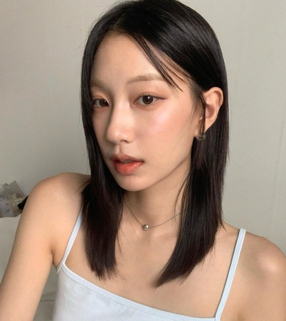 鹅蛋脸女生发型图片 中长直发打造文艺范