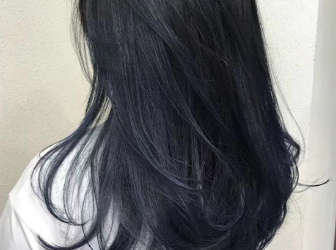 高级感蓝黑色染发 时尚显白巨减龄
