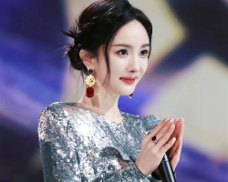 杨幂盘发美翻天 每一款都很特色
