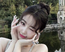 虞书欣花苞头盘发 高级优雅少女感