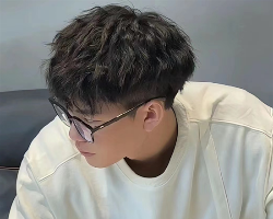 个性帅气男生烫发 时髦束状纹理烫