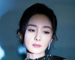 杨幂暗夜星河长裙 经典盘发温柔迷人