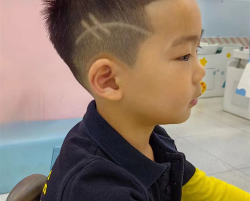 小男孩寸头雕刻发型 经典时髦提升个性