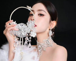 古力娜扎最新红毯造型 羽毛长裙透视装美出圈