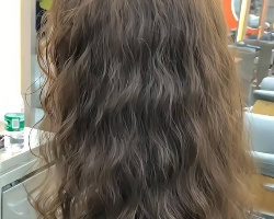 中长烫发发型示范 好看显发量美得刚刚好