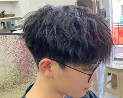 清爽束状纹理烫 男大流行的烫发之一