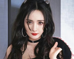 女星甜辣风编发 时髦复古靓丽吸睛