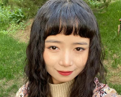 甜美修颜眉上刘海 塑造出巴掌小V脸