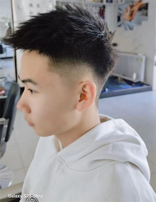 酷炫前刺飞机头 男生帅气清爽短发