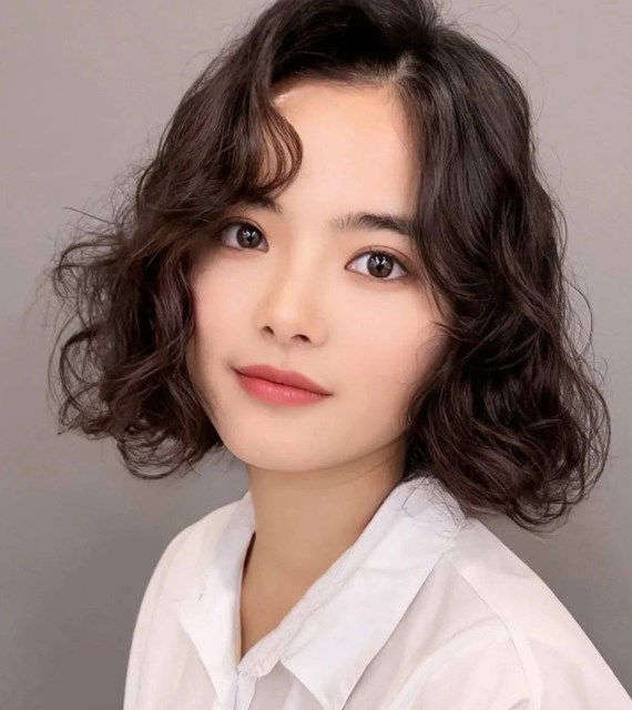 时尚百搭中短卷发推荐 适合矮个子、圆脸女生