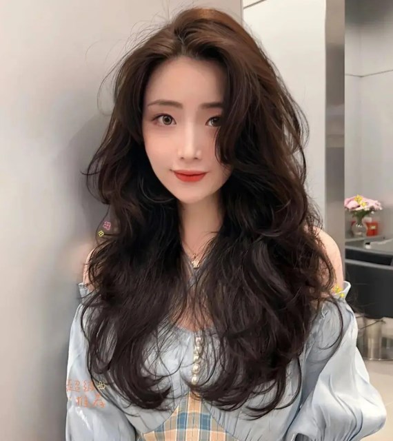 显发量中分长卷发图片 鹅蛋脸女生必备发型